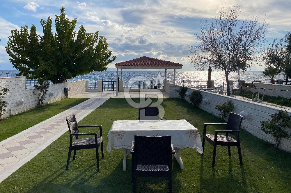 DENİZE SIFIR MUHTEŞEM BAHÇELİ SATILIK VİLLA