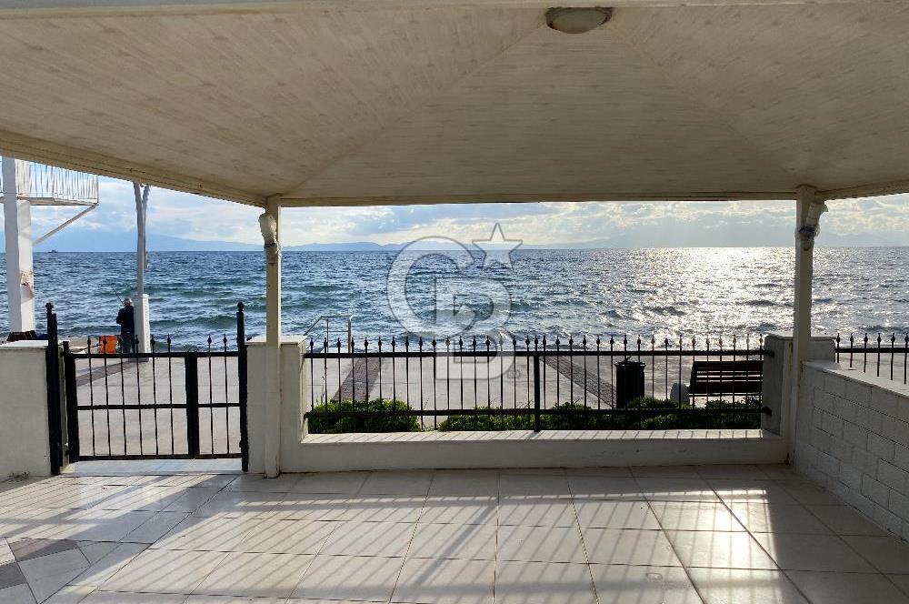 DENİZE SIFIR MUHTEŞEM BAHÇELİ SATILIK VİLLA