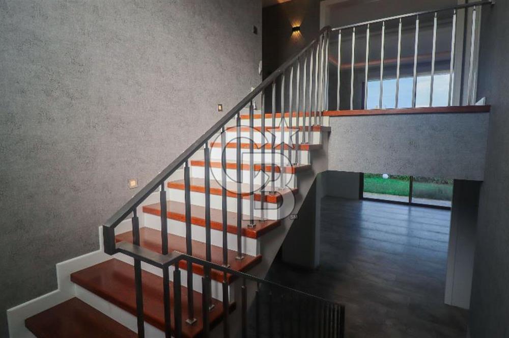 Güzelbahçe Çamlı 5+2 Satılık Havuzlu Villa