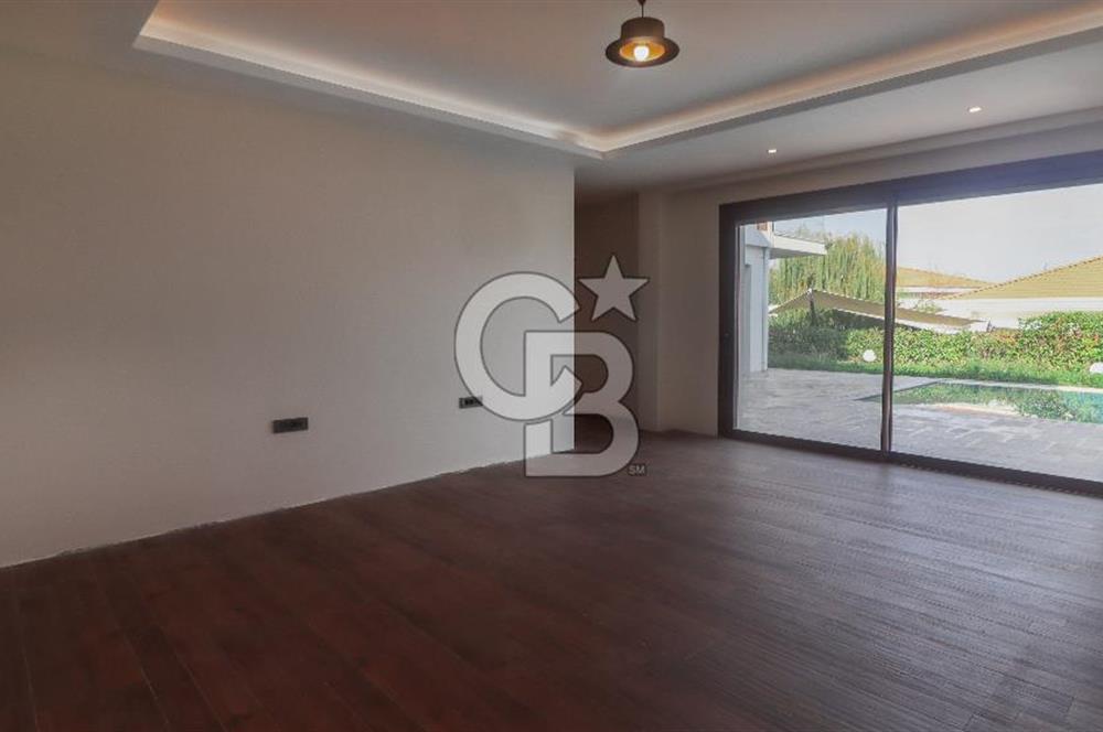 Güzelbahçe Çamlı 5+2 Satılık Havuzlu Villa