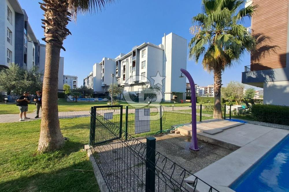 Seyrek'te Havuzlu ve Yeşillikli Site Eşyalı Kiralık 1+1