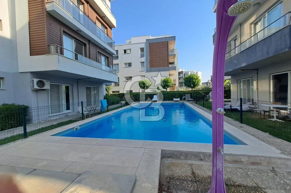 Seyrek'te Havuzlu ve Yeşillikli Site Eşyalı Kiralık 1+1