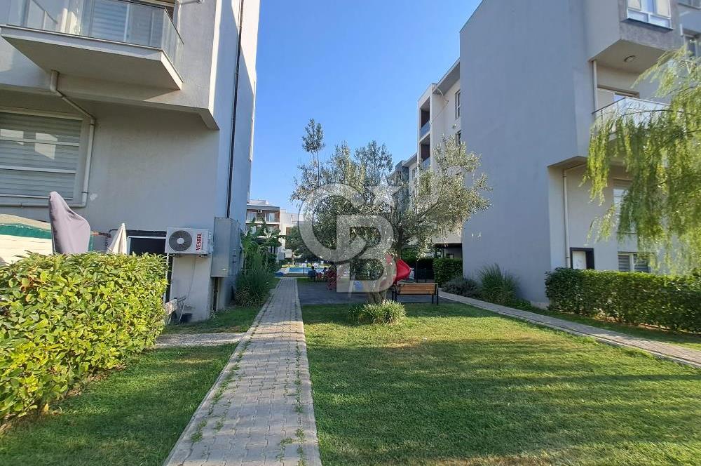 Seyrek'te Havuzlu ve Yeşillikli Site Eşyalı Kiralık 1+1