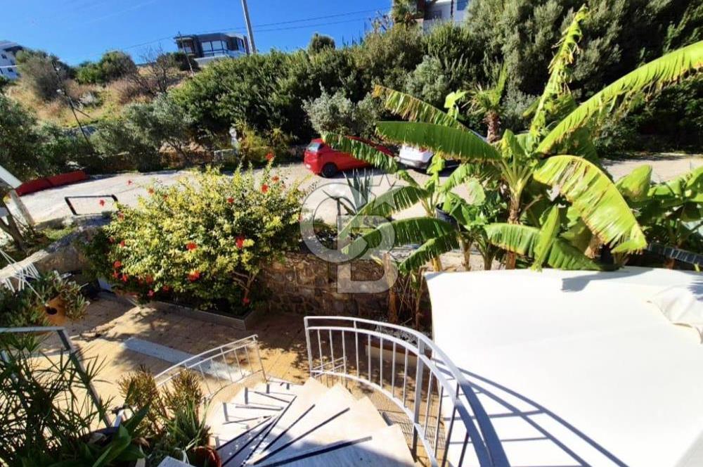 FENER BURNUNDA DENİZ VE ÇEŞME LİMANI MANZARALI 1+1 SATILIK DAİRE