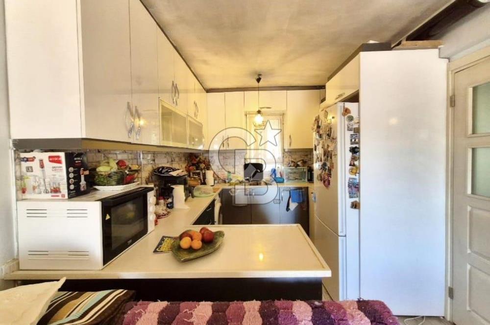 FENER BURNUNDA DENİZ VE ÇEŞME LİMANI MANZARALI 1+1 SATILIK DAİRE