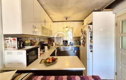 FENER BURNUNDA DENİZ VE ÇEŞME LİMANI MANZARALI 1+1 SATILIK DAİRE