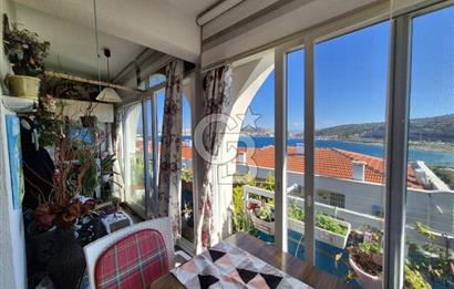 FENER BURNUNDA DENİZ VE ÇEŞME LİMANI MANZARALI 1+1 SATILIK DAİRE