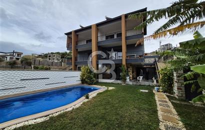 ÇEŞME MUSALLA'DA SATILIK TRİPLEX 10+4 İKİ HAVUZLU İKİZ VİLLA