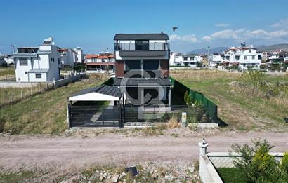 İZMİR DİKİLİ'DE 5+1 SATILIK SIFIR TRİPLEKS VİLLA