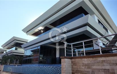 Urla İskele’nin en prestijli bölgesi Karaosmanoğlu sitesinde satılık müstakil villa