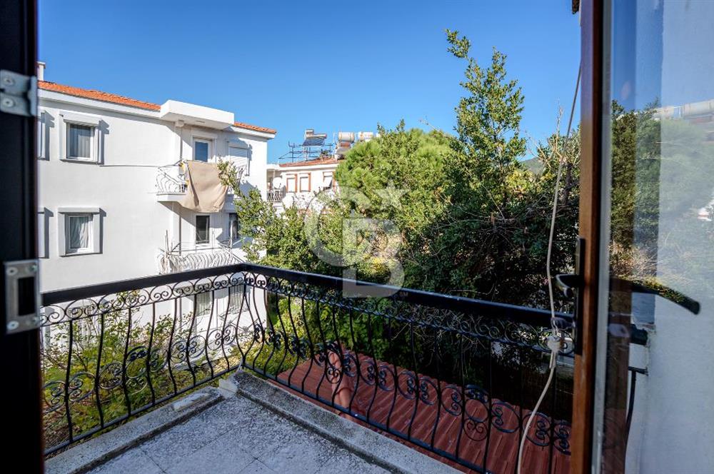 Eski Foça'da Denize Yürüme Mesafesinde Satılık 3+1 Villa