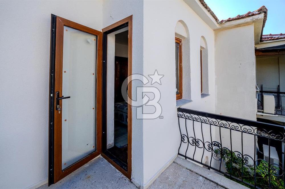 Eski Foça'da Denize Yürüme Mesafesinde Satılık 3+1 Villa