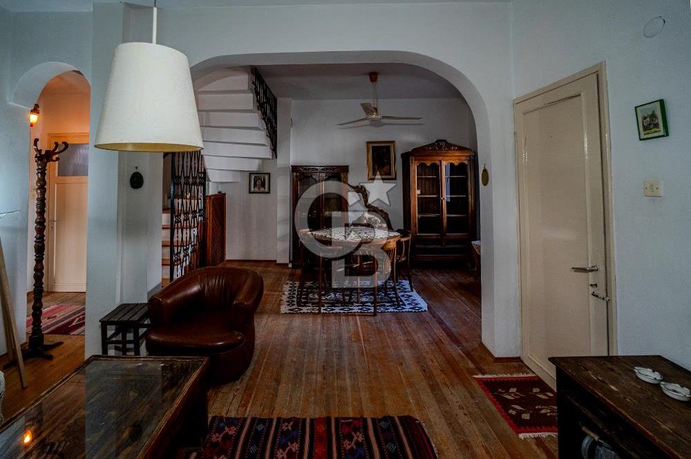 Eski Foça'da Denize Yürüme Mesafesinde Satılık 3+1 Villa