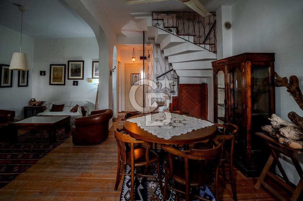 Eski Foça'da Denize Yürüme Mesafesinde Satılık 3+1 Villa