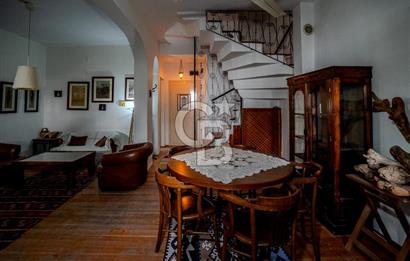 Eski Foça'da Denize Yürüme Mesafesinde Satılık 3+1 Villa