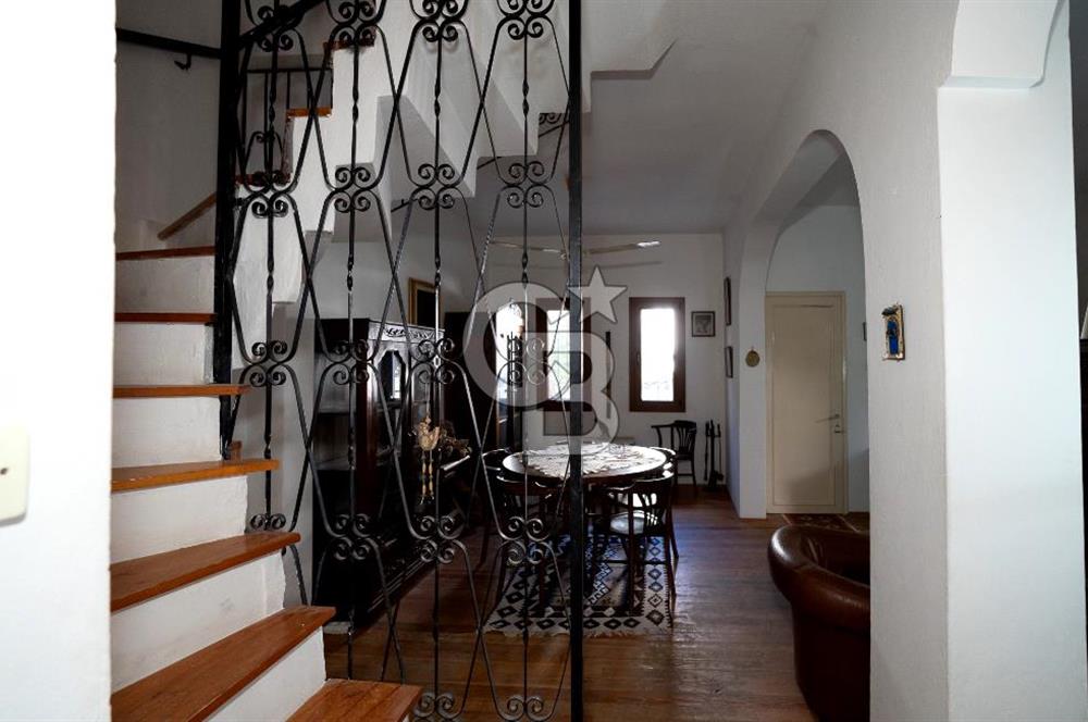 Eski Foça'da Denize Yürüme Mesafesinde Satılık 3+1 Villa