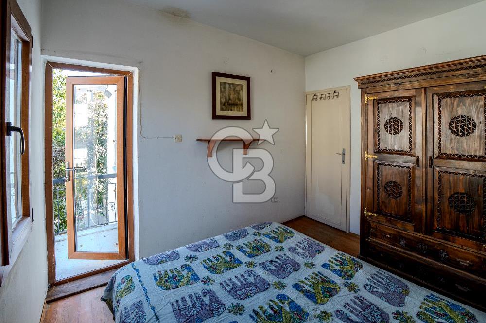 Eski Foça'da Denize Yürüme Mesafesinde Satılık 3+1 Villa