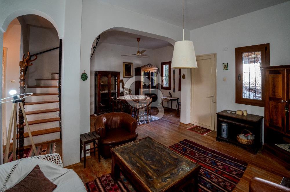 Eski Foça'da Denize Yürüme Mesafesinde Satılık 3+1 Villa