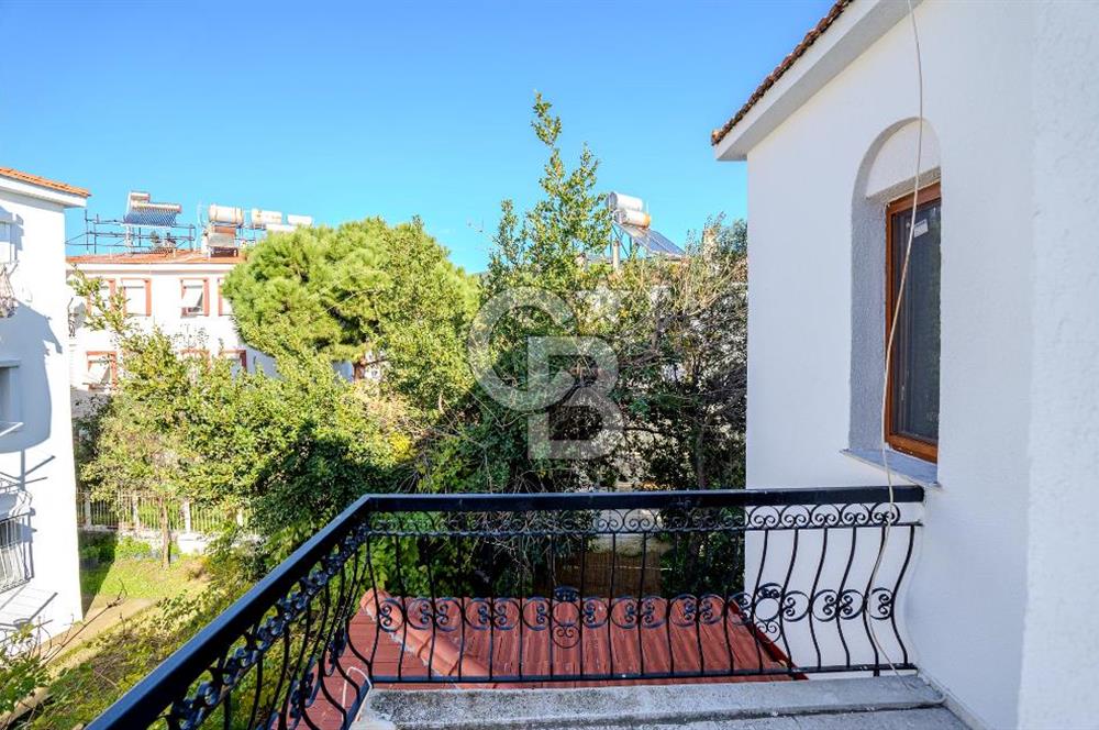 Eski Foça'da Denize Yürüme Mesafesinde Satılık 3+1 Villa