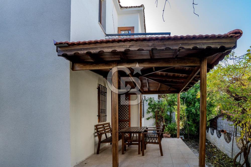 Eski Foça'da Denize Yürüme Mesafesinde Satılık 3+1 Villa