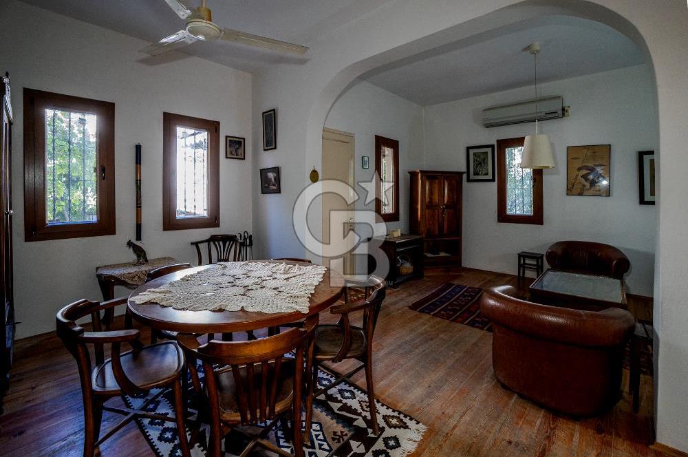 Eski Foça'da Denize Yürüme Mesafesinde Satılık 3+1 Villa