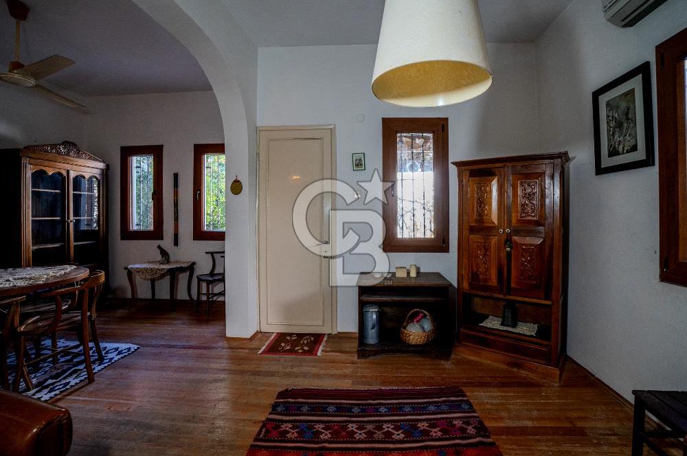 Eski Foça'da Denize Yürüme Mesafesinde Satılık 3+1 Villa