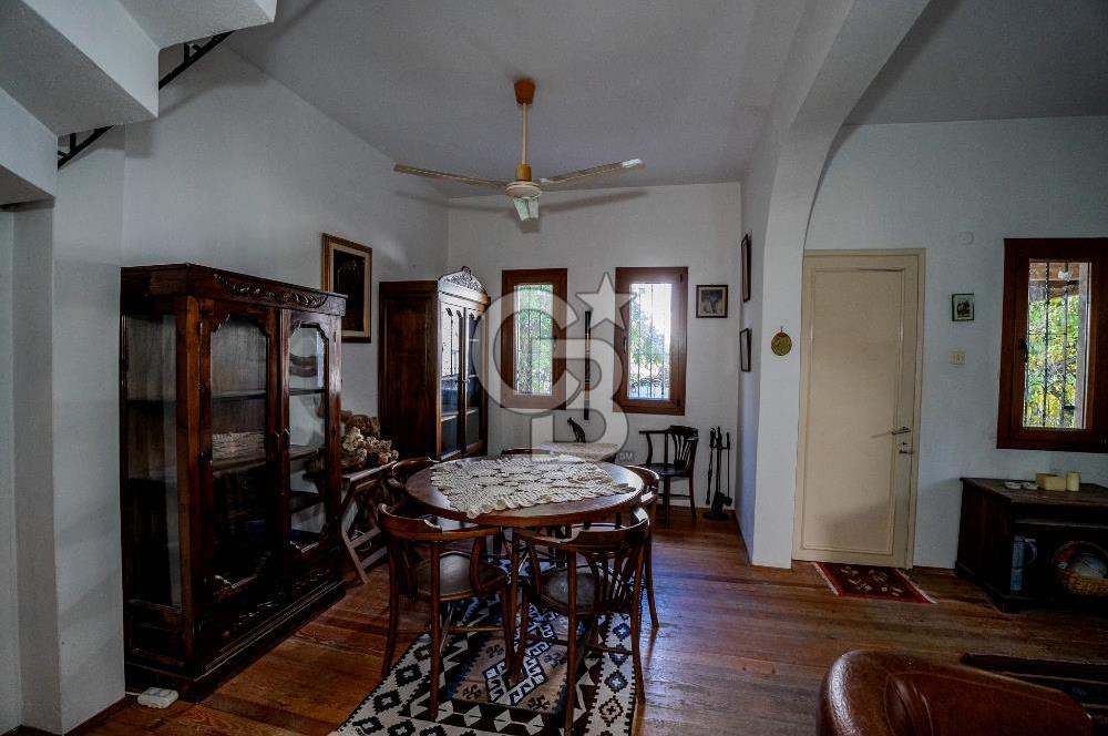 Eski Foça'da Denize Yürüme Mesafesinde Satılık 3+1 Villa