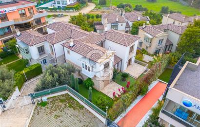 KAHRAMANDERE'DE SİTE İÇİNDE SATILIK BAHÇELİ VİLLA