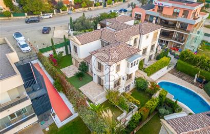 KAHRAMANDERE'DE SİTE İÇİNDE SATILIK BAHÇELİ VİLLA