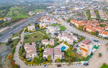 KAHRAMANDERE'DE SİTE İÇİNDE SATILIK BAHÇELİ VİLLA