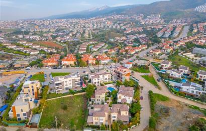 KAHRAMANDERE'DE SİTE İÇİNDE SATILIK BAHÇELİ VİLLA