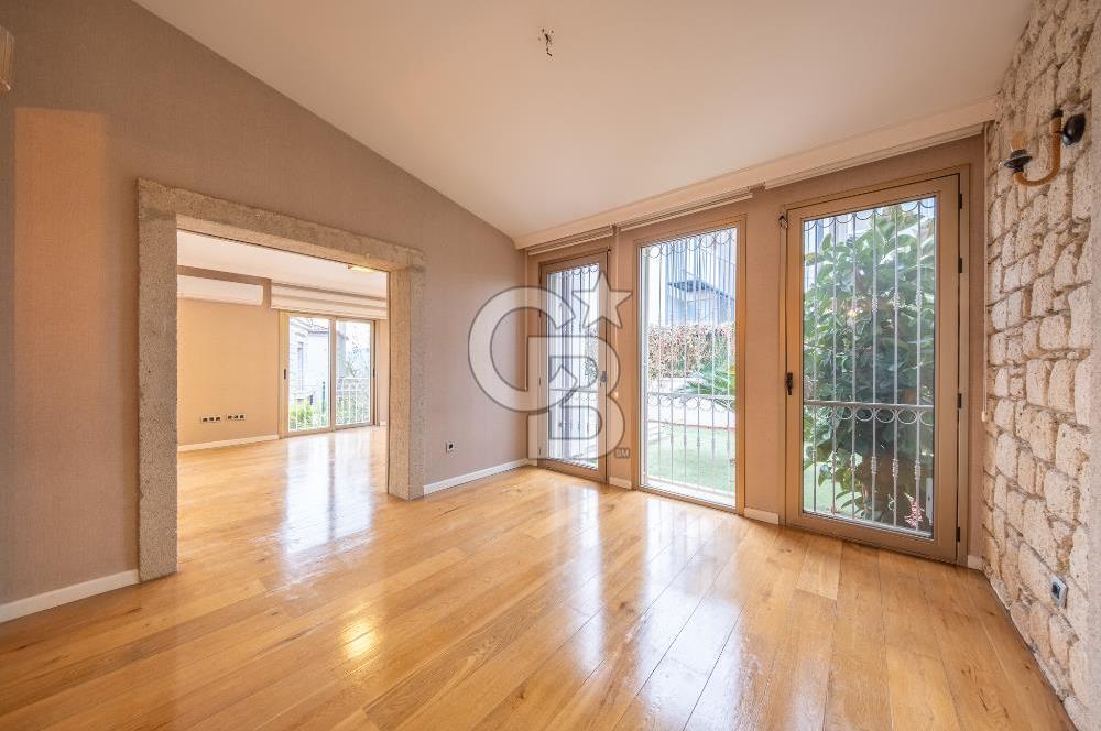 KAHRAMANDERE'DE SİTE İÇİNDE SATILIK BAHÇELİ VİLLA