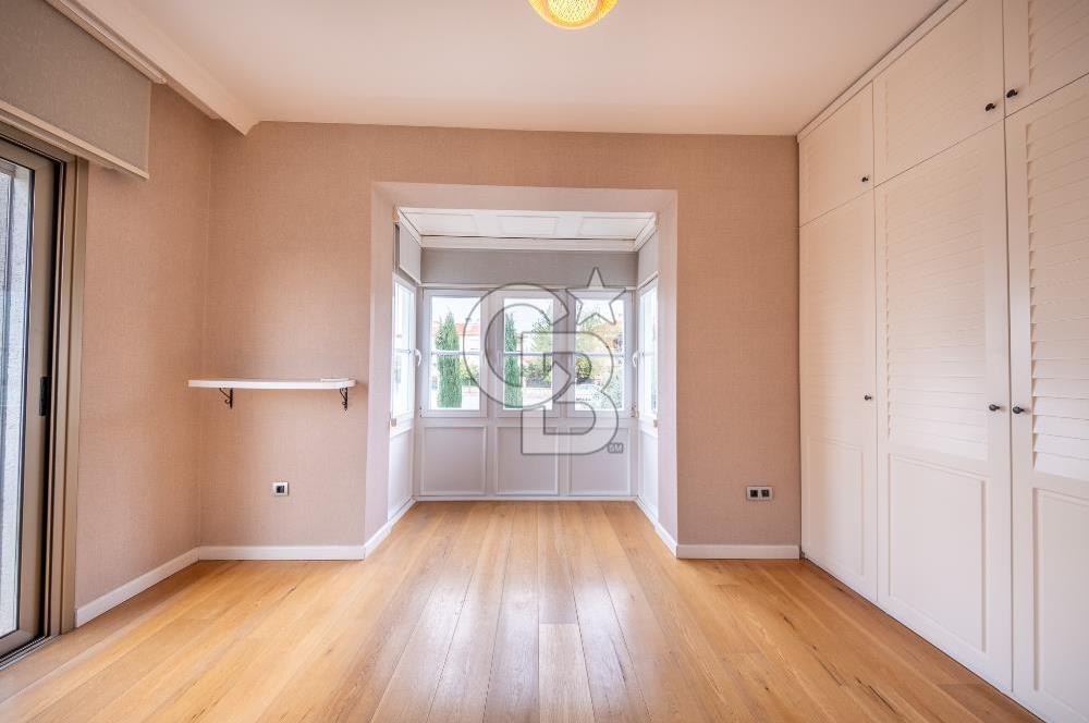 KAHRAMANDERE'DE SİTE İÇİNDE SATILIK BAHÇELİ VİLLA