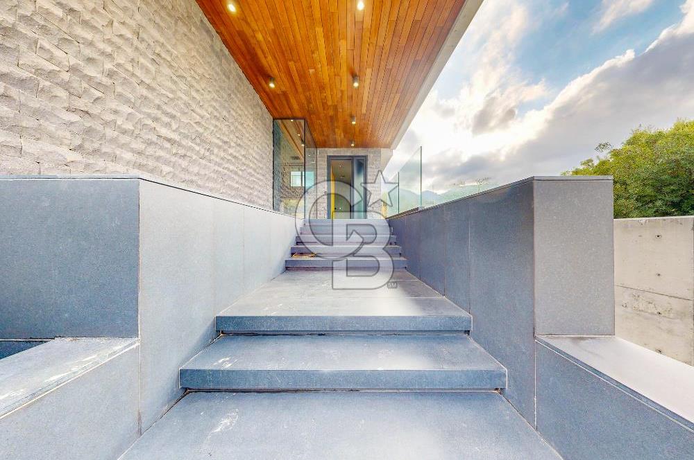 KKTC Girne Zeytinlik'te Satılık Özel Tasarım Türk Koçanlı 5+1 Lüks Villa