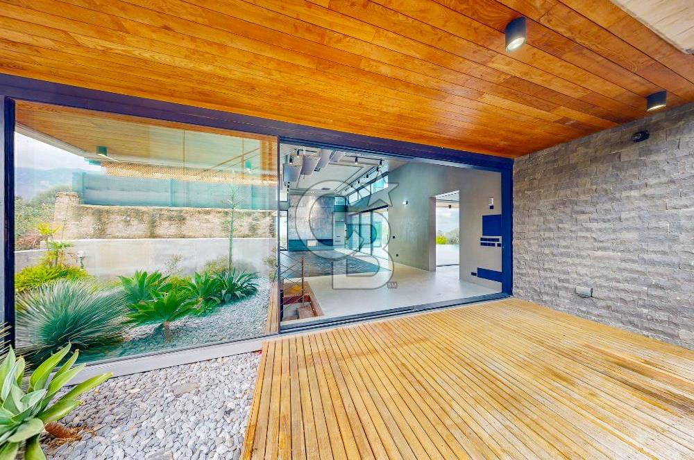 KKTC Girne Zeytinlik'te Satılık Özel Tasarım Türk Koçanlı 5+1 Lüks Villa