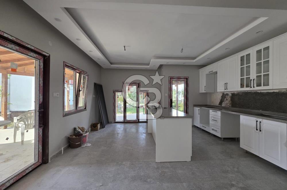AYVALIK ALTINOVA ŞAFAKTUR SİTESİNDE DENİZE 300M Yenilenmiş Villa