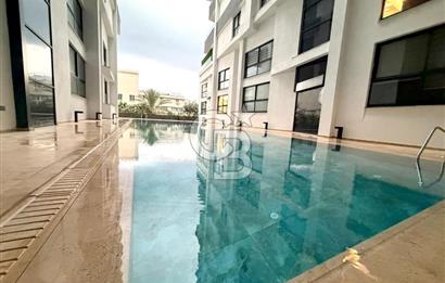 Kıbrıs Girne Karakum Akacan Cruise Sitesinde Satılık Havuz Manzaralı 2+1 Daire