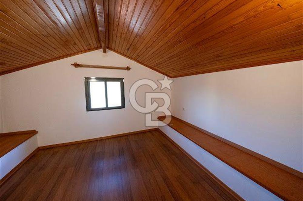 Çeşme Göbene'de Havuzlu 4+1 Satılık Villa