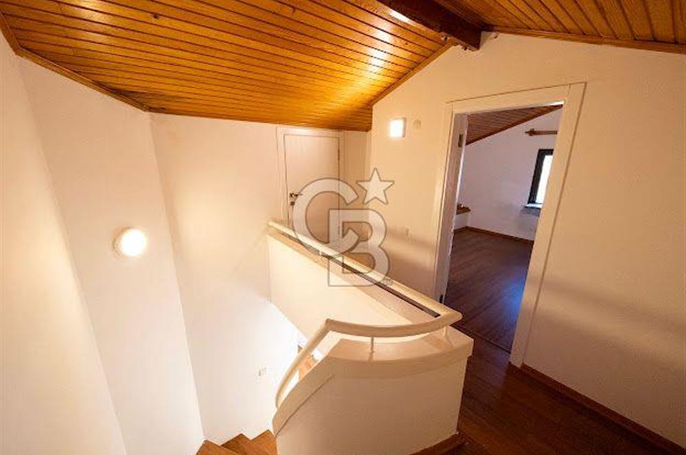 Çeşme Göbene'de Havuzlu 4+1 Satılık Villa