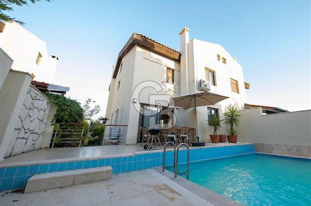 Çeşme Göbene'de Havuzlu 4+1 Satılık Villa