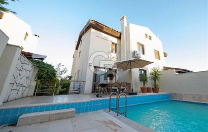Çeşme Göbene'de Havuzlu 4+1 Satılık Villa