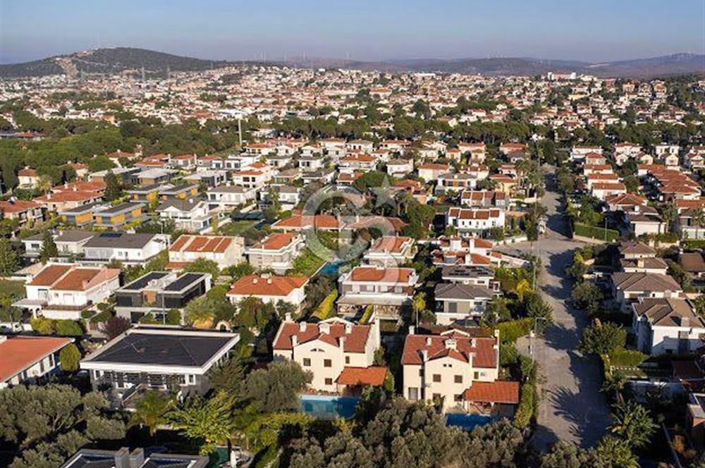 Çeşme Göbene'de Havuzlu 4+1 Satılık Villa