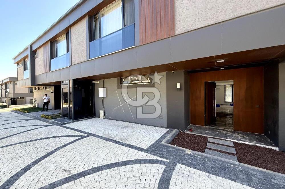 Tepe Mavi Villalarında Lüks ve Ferah Villa !