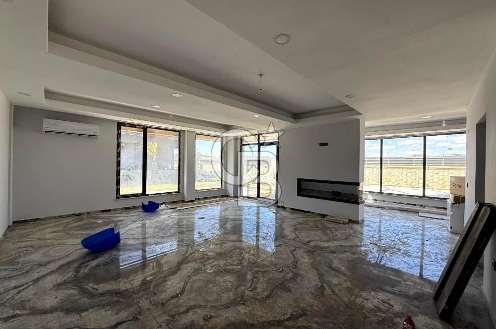 Tepe Mavi Villalarında Lüks ve Ferah Villa !