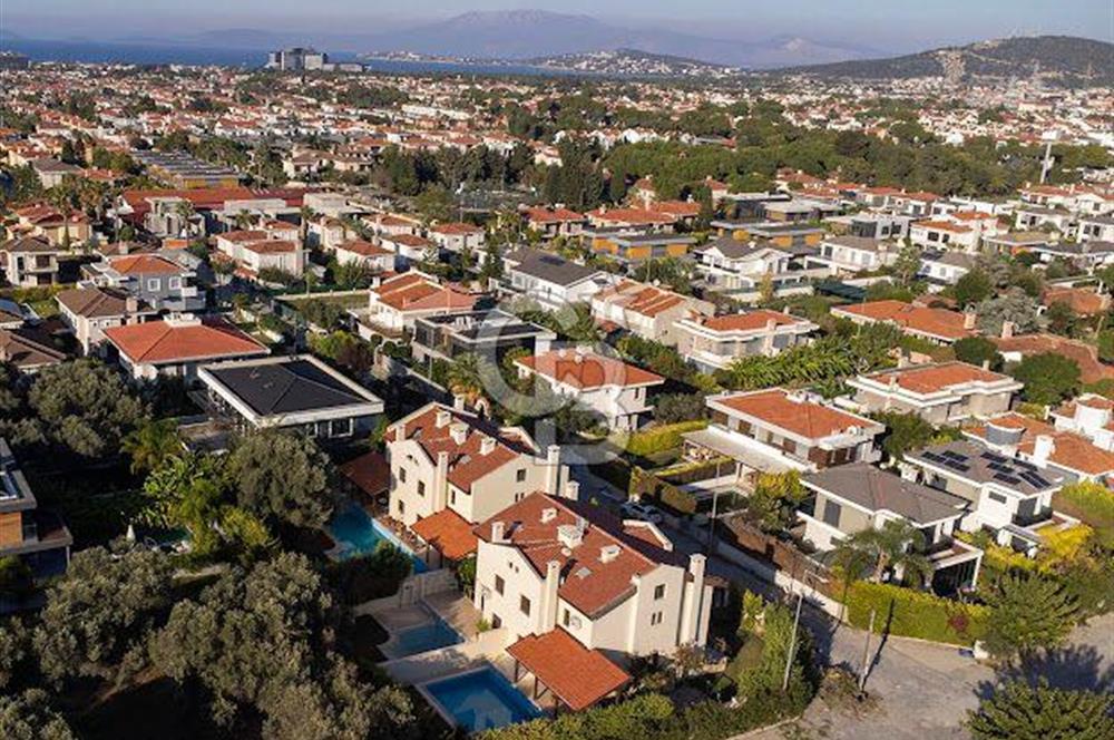 Çeşme Göbene'de Havuzlu 4+1 Satılık Villa
