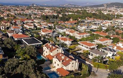 Çeşme Göbene'de Havuzlu 4+1 Satılık Villa