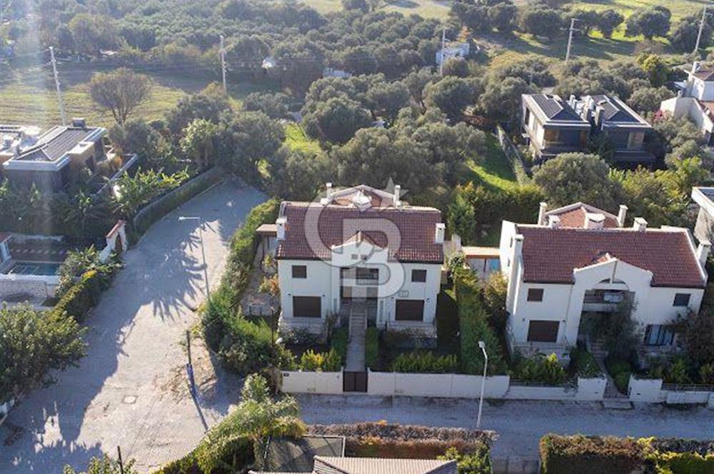 Çeşme Göbene'de Havuzlu 4+1 Satılık Villa