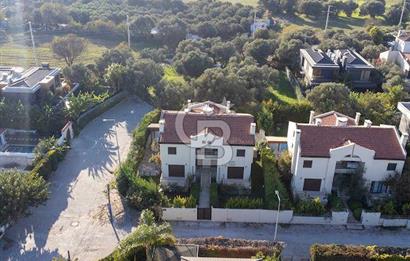 Çeşme Göbene'de Havuzlu 4+1 Satılık Villa