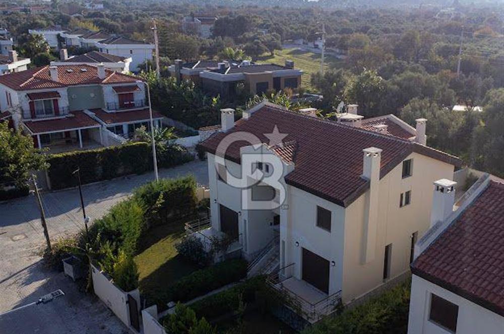 Çeşme Göbene'de Havuzlu 4+1 Satılık Villa