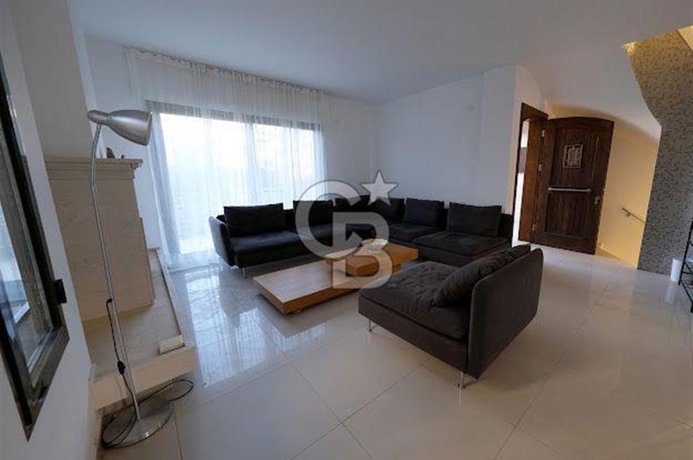 Çeşme Göbene'de Havuzlu 4+1 Satılık Villa